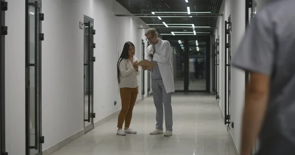 Läkaren Står Med Asiatisk Kvinna Korridoren Läkaren Pratar Med Kvinnliga — Stockfoto