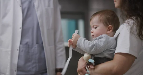 Γυναίκα Μικρό Παιδί Στέκεται Γιατρό Στο Λόμπι Της Κλινικής Γιατρός — Φωτογραφία Αρχείου