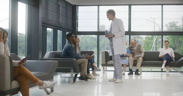 Muhtelif Insanlar Klinik Lobisindeki Koltuklarda Oturur Doktordan Randevu Beklerler Doktor — Stok fotoğraf