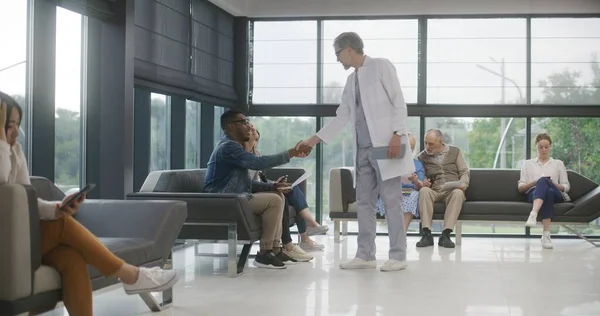 Muhtelif Insanlar Klinik Lobisindeki Koltuklarda Oturur Doktordan Randevu Beklerler Doktor — Stok fotoğraf