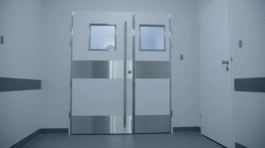 Hemşire ve sağlık görevlisi hemen tıbbi tesisin koridorunun kapılarını açın. Çok ırklı doktorlar hasta yaşlı hastalara sedye iterler. Sağlık personeli acil serviste insanların hayatını kurtarıyor..