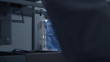 Kadın meslektaşı olan Afrikalı Amerikalı doktor diğer sağlık görevlileri için ameliyathanenin kapılarını açıyor. Cerrahlar yaşlı hastaları ameliyata alırlar. Yaşlı adam ameliyattan önce uyur. Tıbbi personel iş başında..