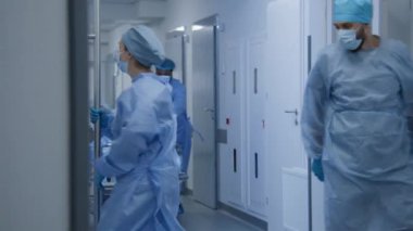 Profesyonel cerrahlar yaşlı hastaları ameliyata alırlar. Yaşlı adam zor bir ameliyattan önce nabız oksimetresiyle ve damlaların altında sedyede uyur. Doktorlar diğer doktorlar için kapıları açar. Tıbbi personel iş başında..