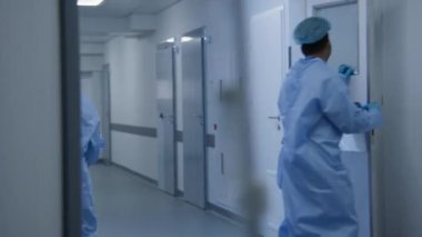 Afro-Amerikalı ve bayan doktorlar diğer sağlık görevlileri için kapıları açar. Cerrahlar yaşlı hastaları klinik koridorunun aşağısındaki hastane koğuşuna taşıyorlar. Başarılı bir ameliyattan sonra kıdemli adam sedyede uyuyor..