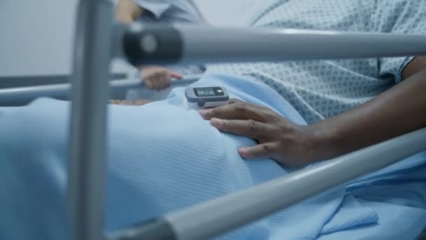 Las Enfermeras Transportan Paciente Afroamericano Camilla Hospital Por Pasillo Clínica — Vídeos de Stock