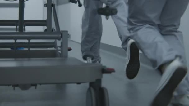 Νοσοκόμες Και Νοσοκόμοι Τρέχουν Σπρώξτε Φορείο Σοβαρά Τραυματισμένο Ασθενή Στο — Αρχείο Βίντεο