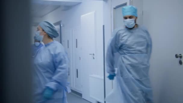 Chirurghi Professionisti Trasportano Vecchio Paziente Dall Operazione Successo Alla Sua — Video Stock