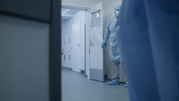 Pielęgniarka Sanitariusze Szybko Otwierają Drzwi Korytarza Placówki Medycznej Wieloetniczni Chirurdzy — Wideo stockowe