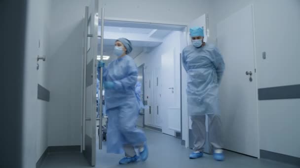 Enfermera Paramédico Abren Rápidamente Las Puertas Del Pasillo Las Instalaciones — Vídeos de Stock