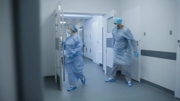 Wielokulturowi Lekarze Przewożą Starszych Pacjentów Salę Operacyjną Końcu Korytarza Kliniki — Wideo stockowe