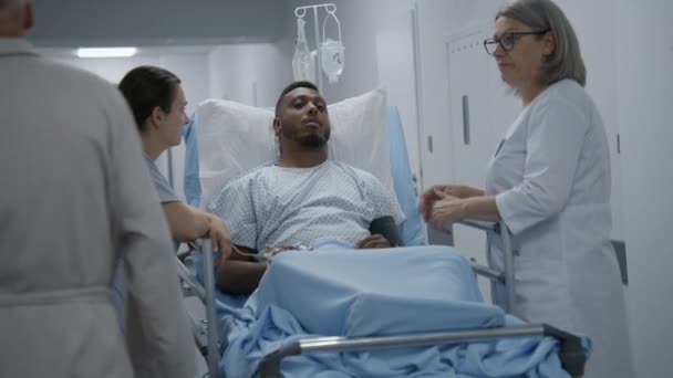 Médica Consulta Deitado Maca Afro Americana Homem Antes Operação Enfermeira — Vídeo de Stock