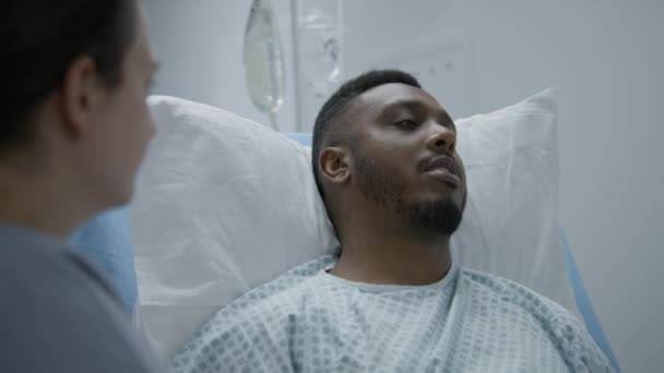Африканський Американець Лежить Ношах Консультується Лікарем Перед Операцією Медсестра Уніформі — стокове відео