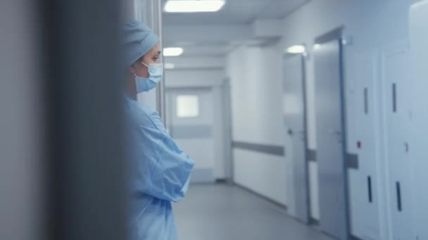 Врачи Открывают Двери Хирургию Других Медиков Мультикультурные Хирурги Принимают Пожилого — стоковое видео