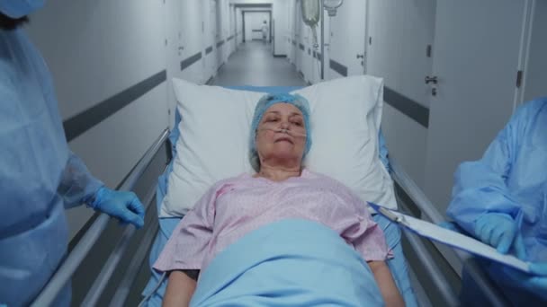 Médicos Enfermeras Paramédicos Examinan Una Anciana Enferma Corredor Las Instalaciones — Vídeo de stock
