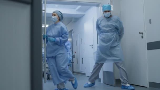 Verpleegster Paramedicus Openen Snel Deuren Van Ziekenboeg Chirurgen Duwen Brancard — Stockvideo