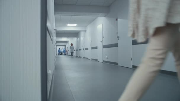 身穿制服的医生 护士和医护人员将重伤员推送至手术室 医护人员在急诊室抢救人的生命 医疗设施走廊 — 图库视频影像