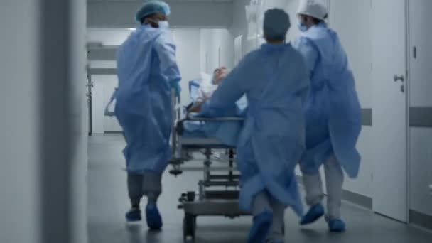 Artsen Verpleegkundigen Paramedici Rennen Duwen Brancard Met Ernstig Gewonde Patiënt — Stockvideo
