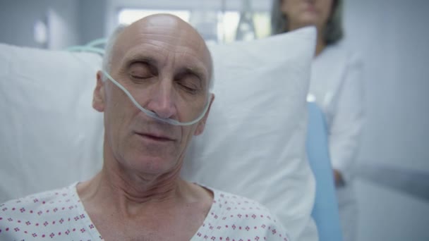 Starszy Pacjent Siedzi Wózku Kroplówką Rurką Oddychania Śpi Kobieta Lekarz — Wideo stockowe