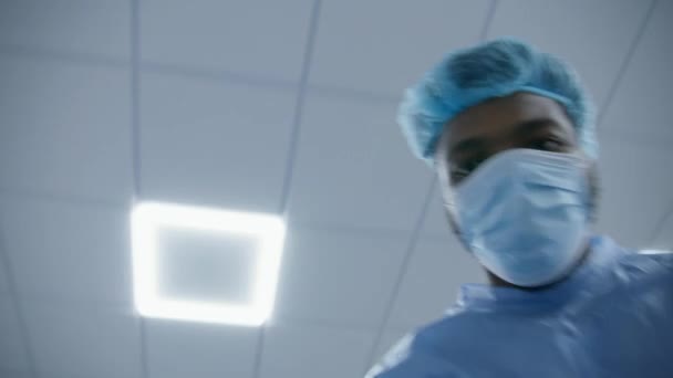 专业医生在格尔内将病人送到医疗中心走廊的手术室 非洲裔美国医生在手术前与病人交谈并检查他的病情 医护人员拯救生命 — 图库视频影像
