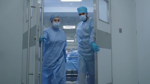 Медсестра Парамедик Быстро Открывают Двери Коридора Медицинского Учреждения Хирурги Бегут — стоковое видео