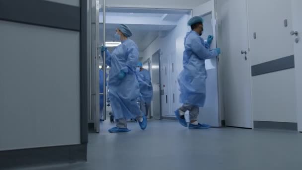 Multiculturele Artsen Openen Deuren Van Chirurgie Voor Collega Professionele Chirurgen — Stockvideo