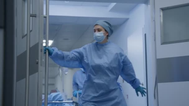 Profesjonalni Chirurdzy Zabierają Pacjentów Chirurgii Pokoju Szpitalnego Końcu Korytarza Centrum — Wideo stockowe