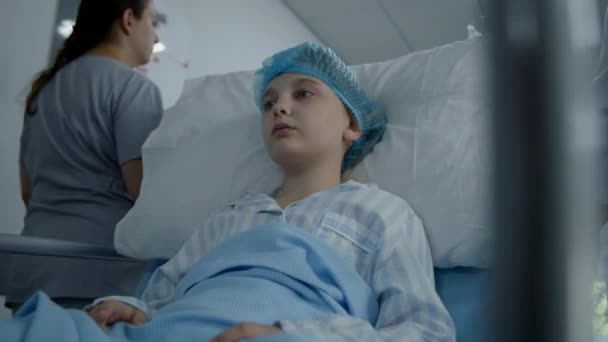 Ženský Doktor Sestrou Převezou Mladou Pacientku Nemocniční Oddělení Chodbou Dívka — Stock video