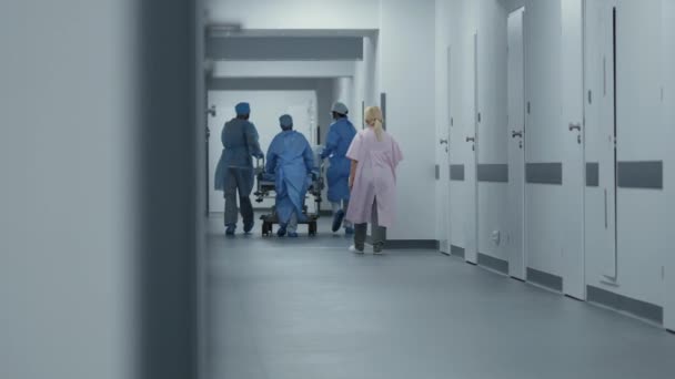 Lichamelijke Hulp Verpleegkundigen Paramedici Verplaatsen Brancard Met Patiënt Naar Operatiekamer — Stockvideo