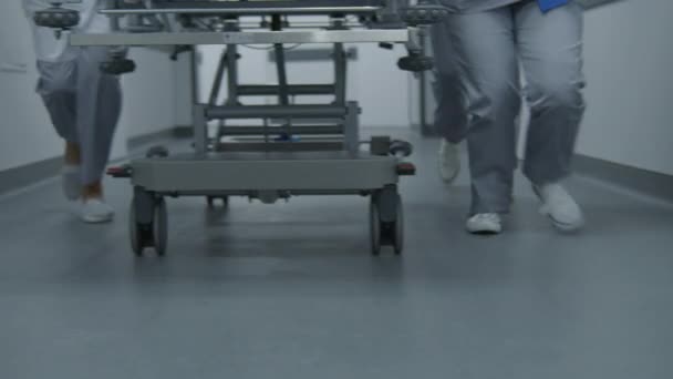 Лікарі Парамедики Бігають Штовхають Ноша Важко Пораненим Пацієнтом Хірургічного Залу — стокове відео