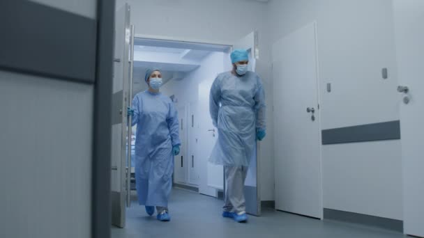 Νοσοκόμα Και Τραυματιοφορέας Ανοίγουν Τις Πόρτες Του Διαδρόμου Πολυεθνικοί Χειρούργοι — Αρχείο Βίντεο