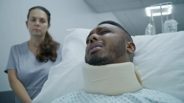 Mladá Sestra Převezla Zraněného Muže Středního Věku Nemocnice Afroameričtí Pacienti — Stock video