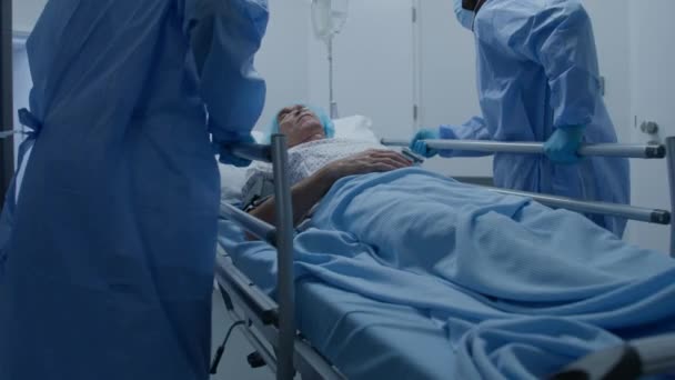 Chirurghi Multirazziali Spingono Barella Con Mentire Uomo Gravemente Malato Dalla — Video Stock