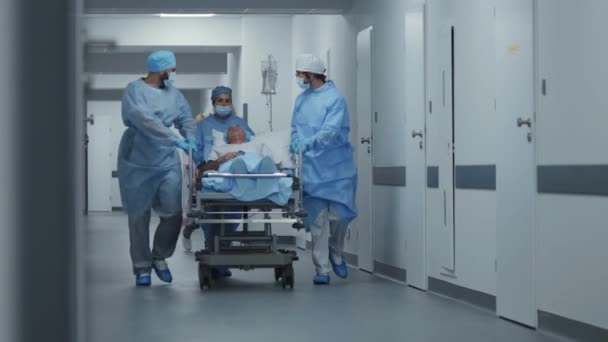 Medici Infermieri Paramedici Spingono Barella Con Paziente Sala Operatoria Sostengono — Video Stock