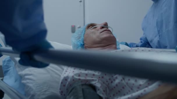 Chirurgové Běží Tlačí Vozík Vážně Nemocným Starším Mužem Operační Sál — Stock video