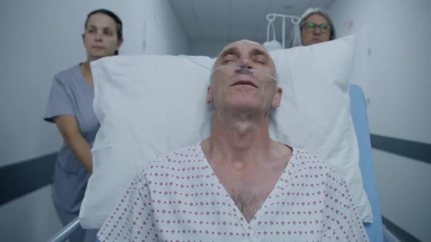 Starší Pacient Dýchací Trubicí Spí Před Operací Nosítkách Starší Lékař — Stock video
