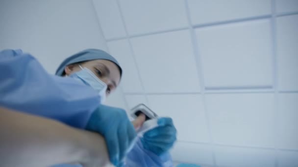 Médico Afro Americano Coloca Tonômetro Mão Paciente Médico Feminino Coloca — Vídeo de Stock