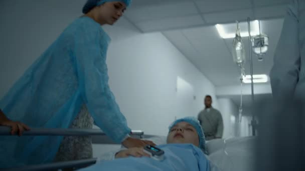 Genç Hasta Sedyede Yatıyor Parmağında Kan Damlası Nabız Oksimetresi Var — Stok video