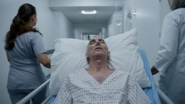 Vecchio Paziente Dorme Sulla Barella Con Tubo Respiratorio Flebo Dopo — Video Stock