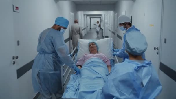 Médicos Paramédicos Empurram Maca Com Mulher Idosa Para Sala Cirurgia — Vídeo de Stock
