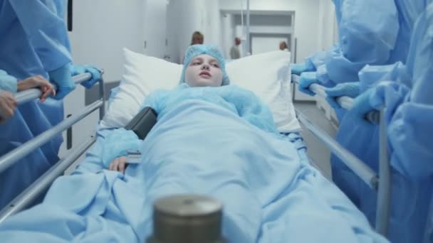 Artsen Paramedici Moeder Van Kind Duwen Brancard Met Ziek Jong — Stockvideo
