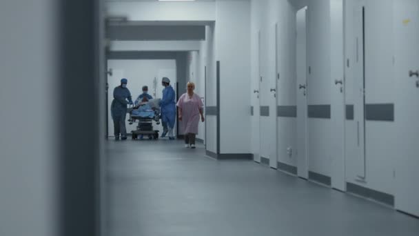 Lekarze Sanitariusze Pchają Nosze Pacjentem Salę Operacyjną Wspierają Poważnie Chory — Wideo stockowe