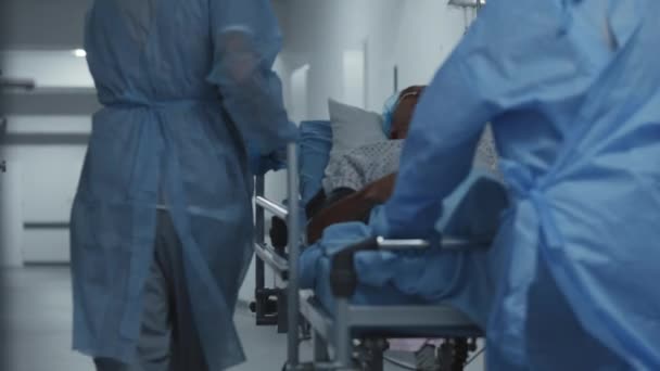 Lekarze Pielęgniarki Sanitariusze Przenoszą Nosze Pacjentem Salę Operacyjną Poważnie Chory — Wideo stockowe