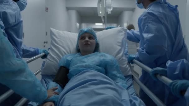 Läkare Och Sjukvårdare Knuffar Bår Med Sjuka Barn Till Operationssalen — Stockvideo