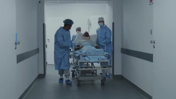 Лікарі Парамедики Штовхають Ноша Пацієнтом Операційну Кімнату Африканський Американець Брекетами — стокове відео
