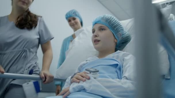 Meisje Ligt Brancard Spreekt Met Verpleegster Moeder Glimlacht Toont Polsoximeter — Stockvideo
