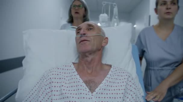 Старий Пацієнт Лежить Ґурні Дихальною Трубкою Розмовляє Лікарем Медсестрою Медики — стокове відео