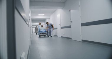 Kadın sıhhiyeciler Afrikalı Amerikalıları klinik koridorundan taşıyorlar. Erkek doktor iş arkadaşlarına gelir ve yaralı hastaların taşınmasına yardım eder. Orta yaşlı bir adam sedyede yatıyor ve hemşireyle konuşuyor..
