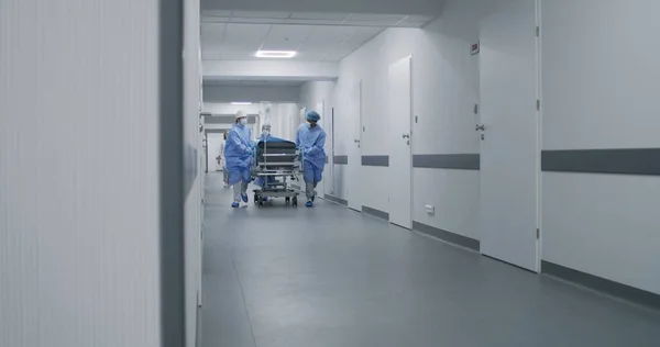 Ärzte Krankenschwestern Und Sanitäter Schieben Bahre Mit Patient Und Unterstützen — Stockfoto