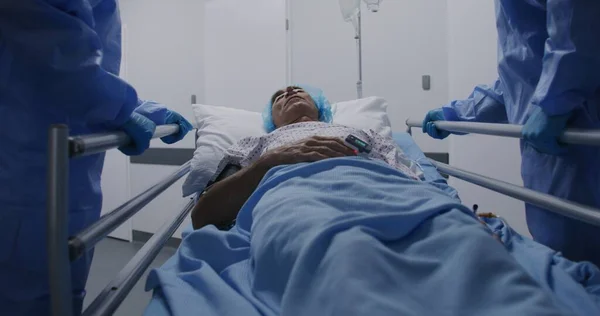 Cerrahlar Kıdemli Hastayı Klinik Koridorundan Ameliyathaneye Naklederler Sıhhiye Hastaları Olan — Stok fotoğraf
