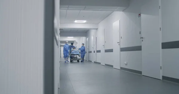 Medici Infermieri Paramedici Corrono Spingono Barella Con Paziente Gravemente Ferito — Foto Stock